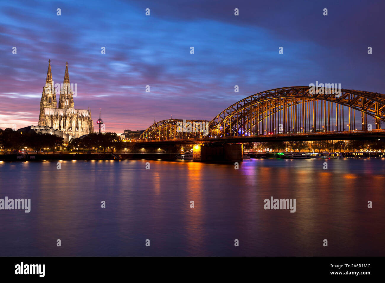 Vue depuis le quartier de Deutz, la cathédrale et le pont Hohenzollern, Cologne, Allemagne. Blick von Deutz zum Dom und zur Hohenzollernbruecke, Koe Banque D'Images