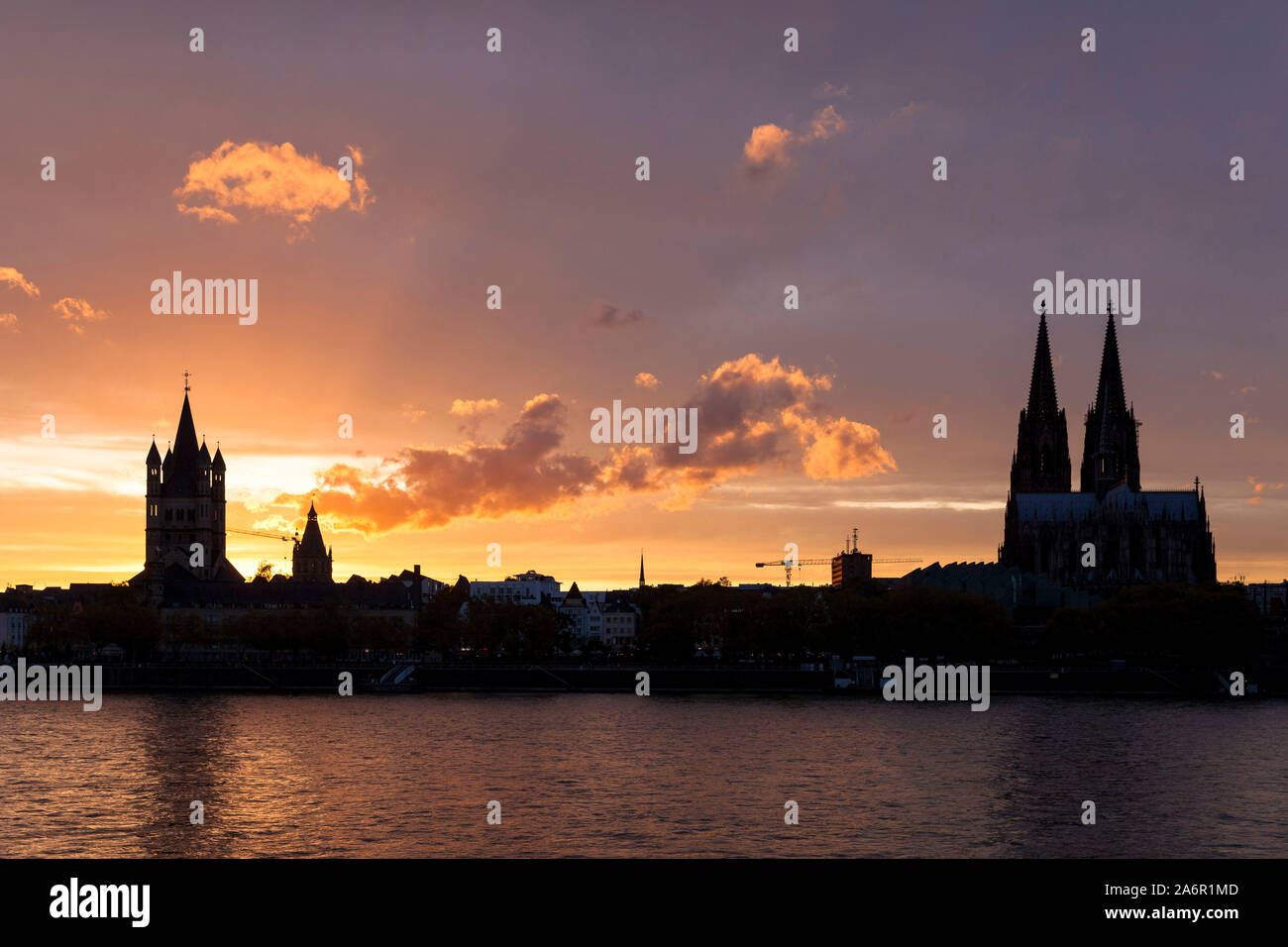 Le Rhin et la vieille partie de la ville avec l'église romane Saint Martin brut et la cathédrale, coucher de soleil, Cologne, Allemagne. Altstadtrheinuf Banque D'Images
