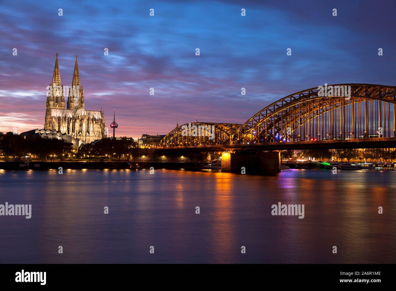 Vue depuis le quartier de Deutz, la cathédrale et le pont Hohenzollern, Cologne, Allemagne. Blick von Deutz zum Dom und zur Hohenzollernbruecke, Koe Banque D'Images