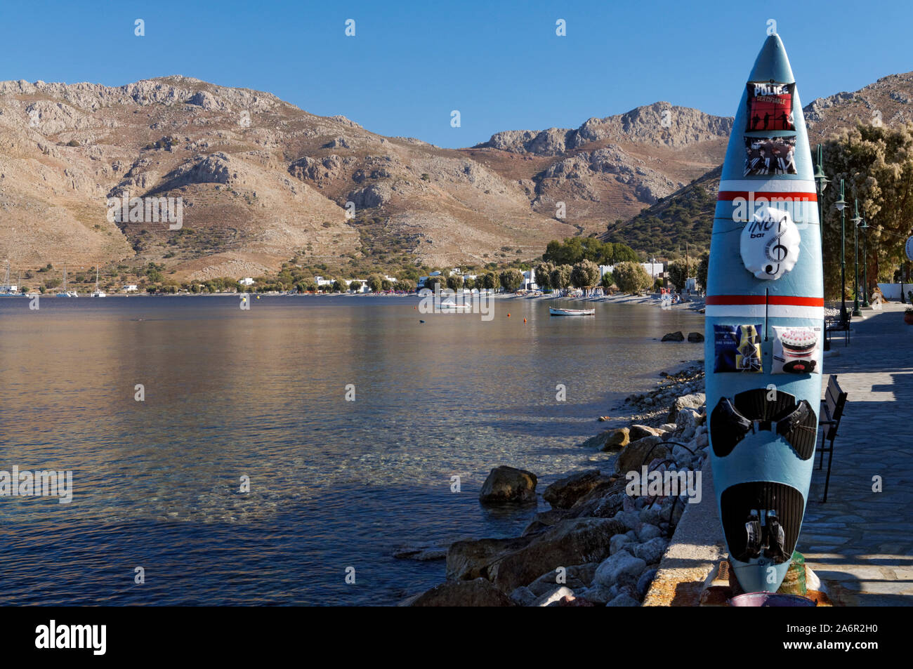 Décoré de la surf INW Cafe Bar avec la baie de Livadia et montagnes, Tilos, îles du Dodécanèse, Egée du Sud, la Grèce. Banque D'Images