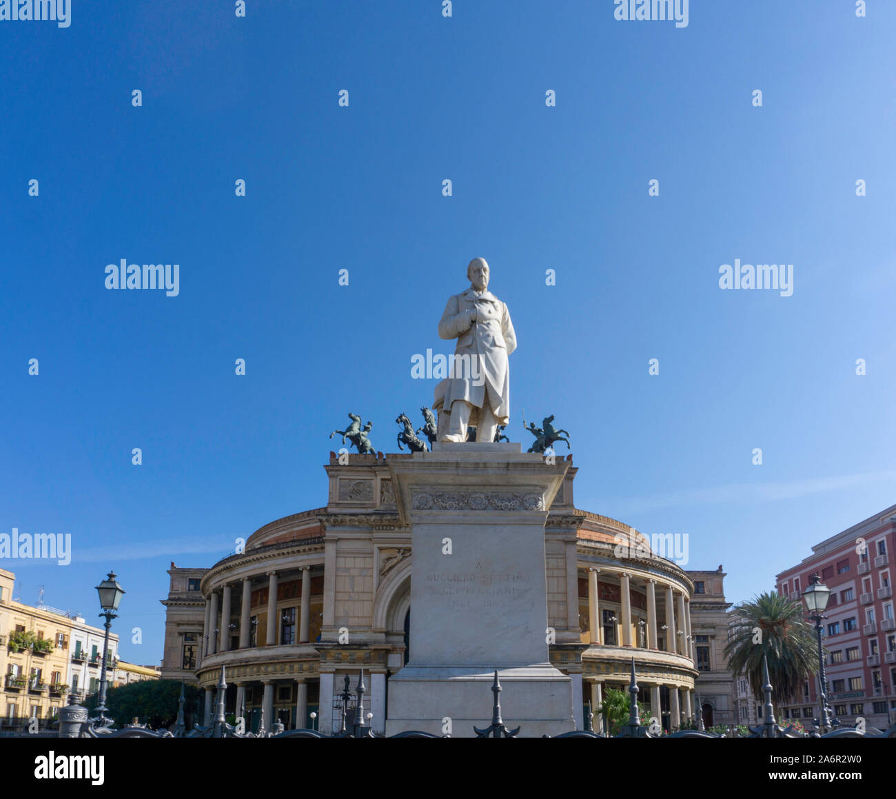 La statue de Ruggero Settimo en dehors de la Teatro Politeama, était un homme politique et diplomate. Banque D'Images