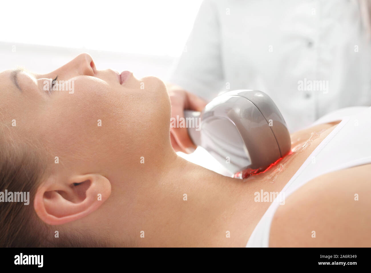 Thermolifting de la peau. Un soin cosmétique rajeunissant traitement en clinique de médecine esthétique. Banque D'Images