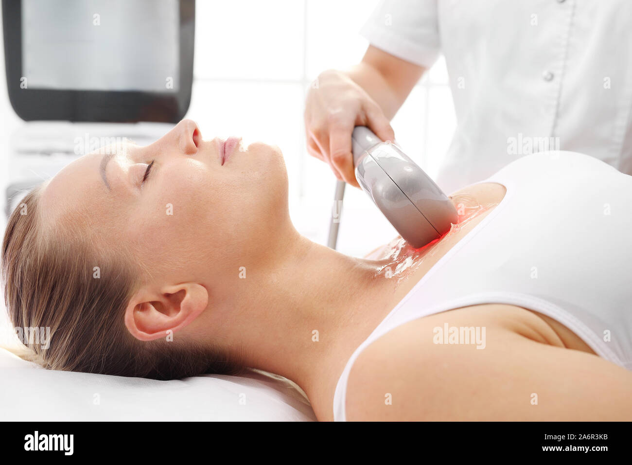 Thermolifting de la peau. Un soin cosmétique rajeunissant traitement en clinique de médecine esthétique. Banque D'Images