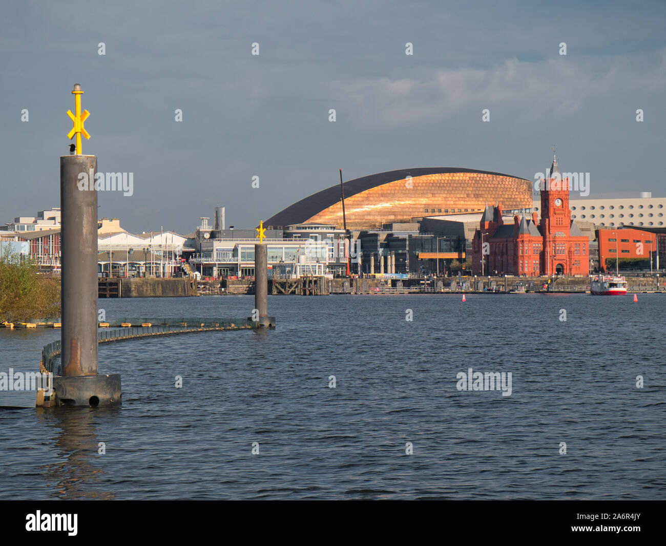 Une vue panoramique sur la baie de Cardiff au Pays de Galles, Royaume-Uni, lors d'une journée ensoleillée à l'automne Banque D'Images