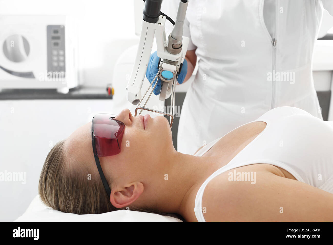 Du visage au laser. Traitement anti-vieillissement à l'aide d'un laser. Clinique esthétique Banque D'Images