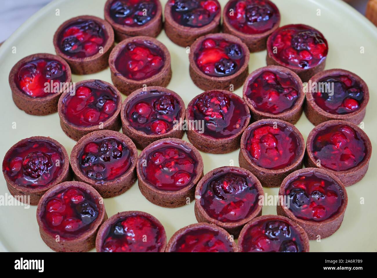 Plateau de mini tartelettes aux petits fruits et chocolat Banque D'Images