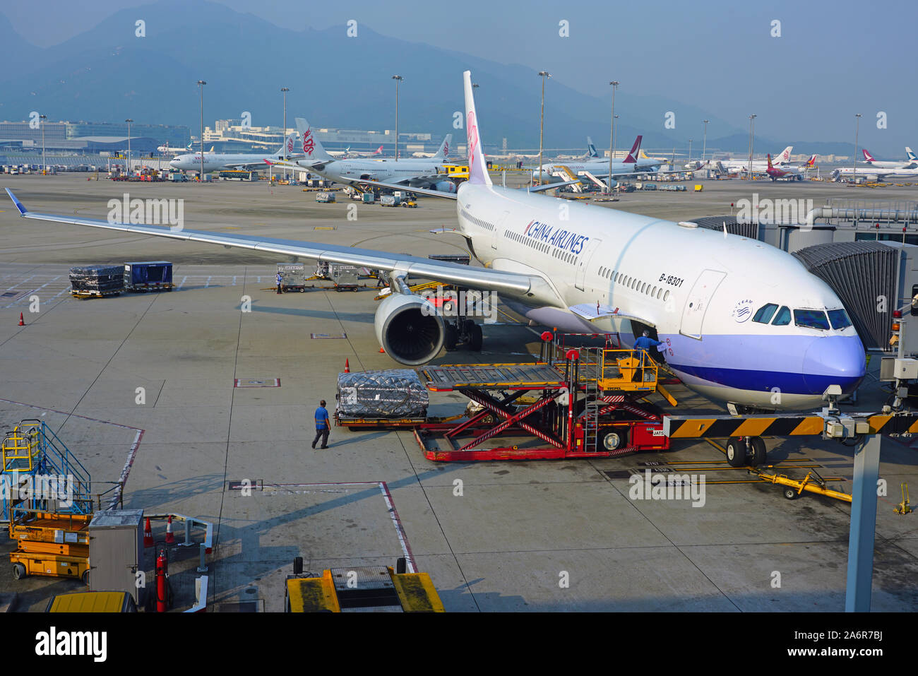HONG KONG -18 oct 2019- Vue d'un avion de la compagnie aérienne de Taiwan China Airlines (CI) à l'occupé l'Aéroport International de Hong Kong (HKG), situé dans la région de Chek Banque D'Images