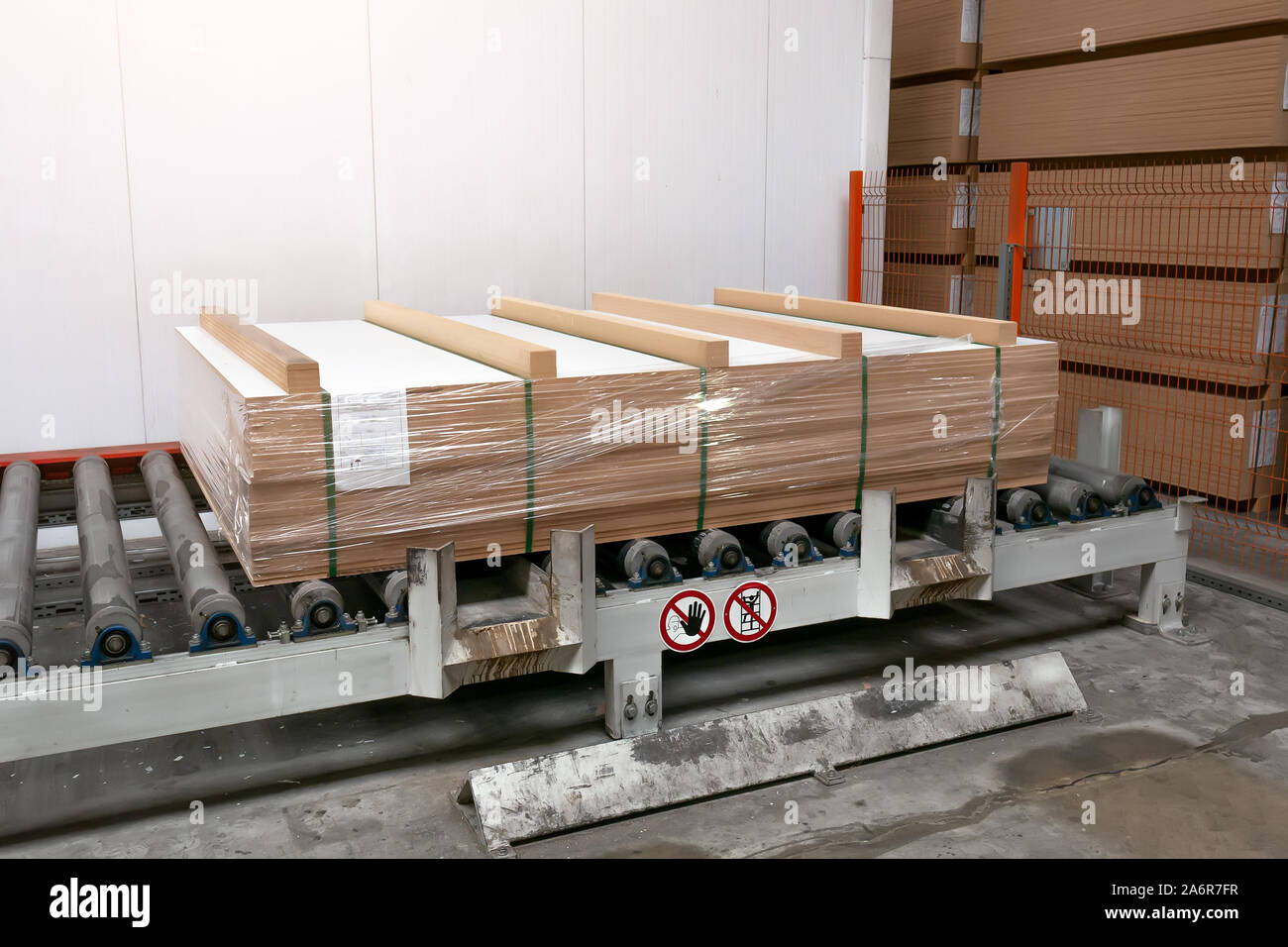 Production de panneaux stratifiés. Feuilles de fibres pour la production de meubles Banque D'Images