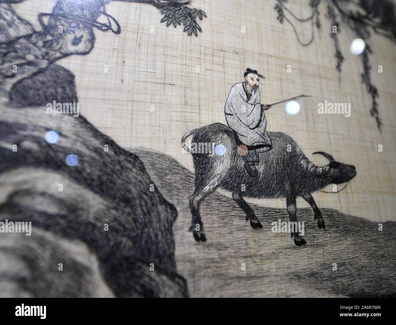 (191028) -- NANCHANG, le 28 octobre 2019 (Xinhua) -- l'herbe , la broderie par Zhang Xiaohong est affiché dans son musée à Xinyu City, province de Jiangxi, Chine orientale, le 23 octobre 2019. Remonte à la dynastie des Song du Nord (960-1127), ou l'herbe Xiabu , est une sorte de tissu fait de la ramie. Zhang Xiaohong, 61 ans, est un représentant national héritier de Xiabu broderie. En 2002, elle a mis en place un atelier de broderie à Xinyu, sa ville natale, après avoir étudié à Shanghai et Suzhou. Au fil des ans, Zhang mis à jour la qualité du tissu et également créé six façons de coutures. En 2014, elle a de nouveau Banque D'Images