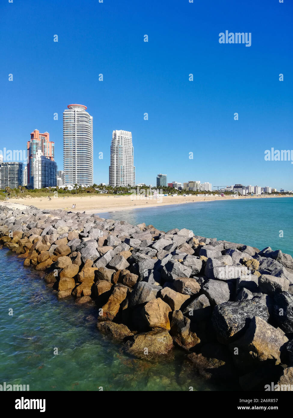 Belle journée, tourné à partir de la pointe sud de Miami Park Pier situé à Miami Beach, en Floride. Des pierres et de superbes gratte-ciel visible. Météo incroyable Banque D'Images Belle journée, tourné à partir de la pointe sud de Miami Park Pier situé à Miami Beach, en Floride. Des pierres et de superbes gratte-ciel visible. Météo incroyable Banque D'Images