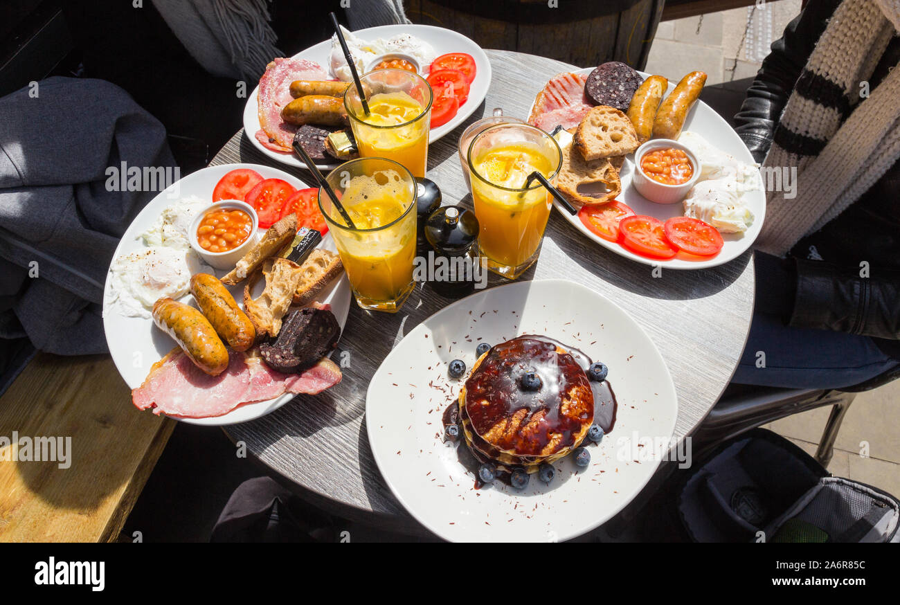 Délicieux petit-déjeuner anglais tourné dans un restaurant de Londres (Angleterre). Banque D'Images Délicieux petit-déjeuner anglais tourné dans un restaurant de Londres (Angleterre). Banque D'Images