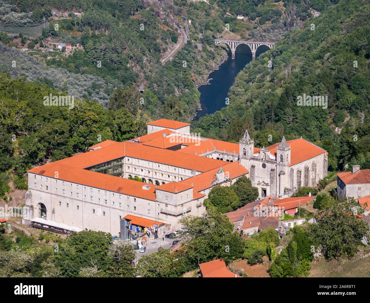 Vue aérienne de San Estevo de Ribas de Sil Monastère, Ourense, Galice, Espagne Banque D'Images