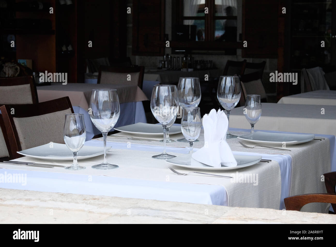 Verres situé dans le restaurant. Une partie de l'intérieur. Couteau, fourchette, verres servis pour le dîner au restaurant avec un intérieur confortable. Banque D'Images