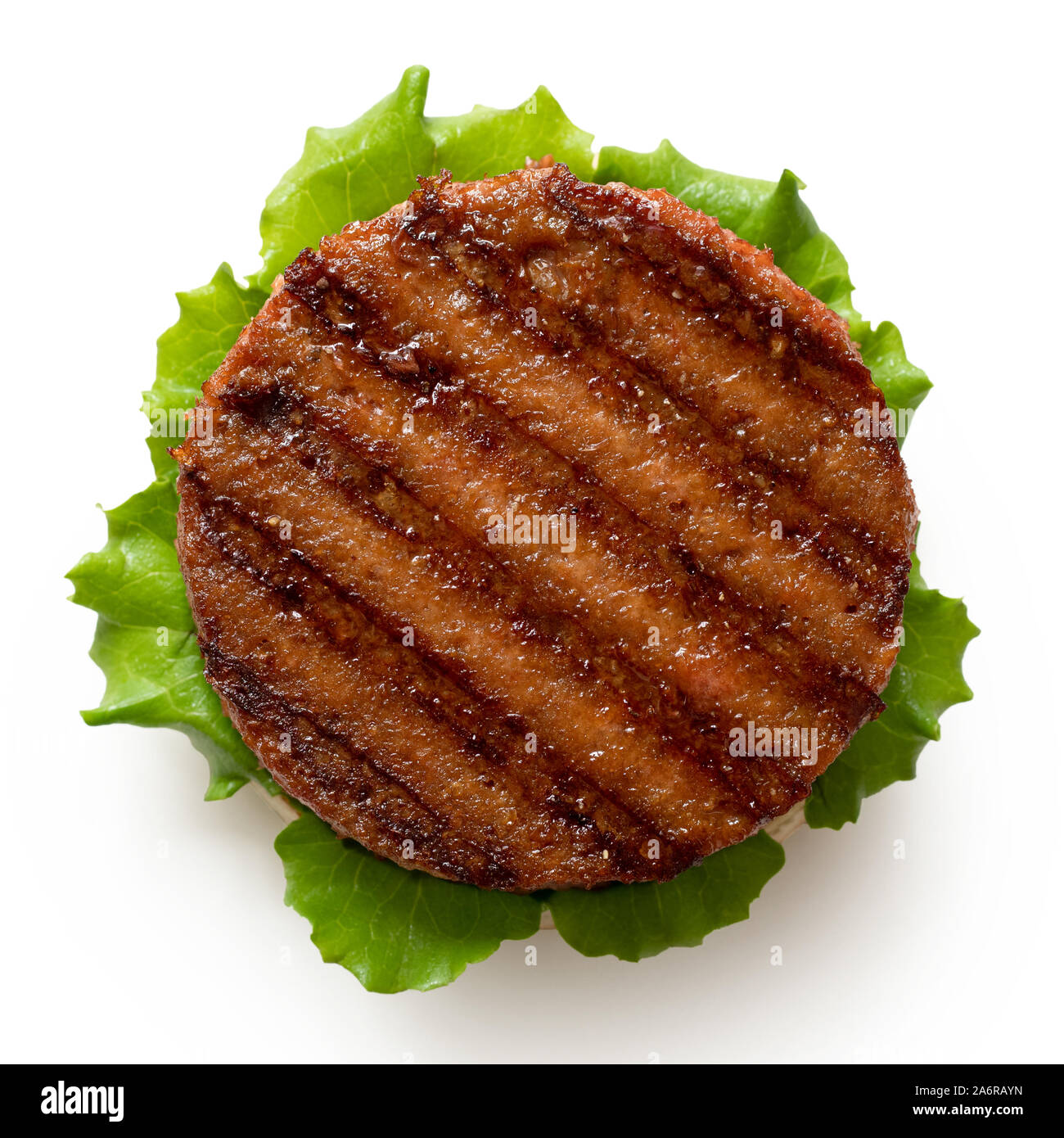 Base de plantes fraichement grillés sur patty burger bun avec laitue isolé sur blanc. Vue d'en haut. Banque D'Images