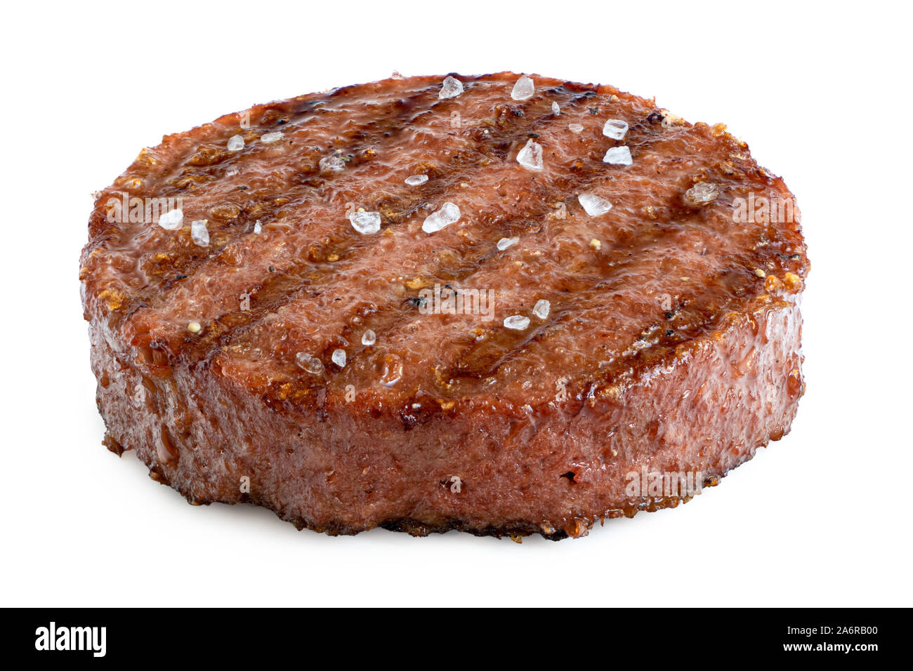 En fonction de l'usine patty hamburger grillé avec grill et marques de sel de roche isolé sur blanc. Banque D'Images