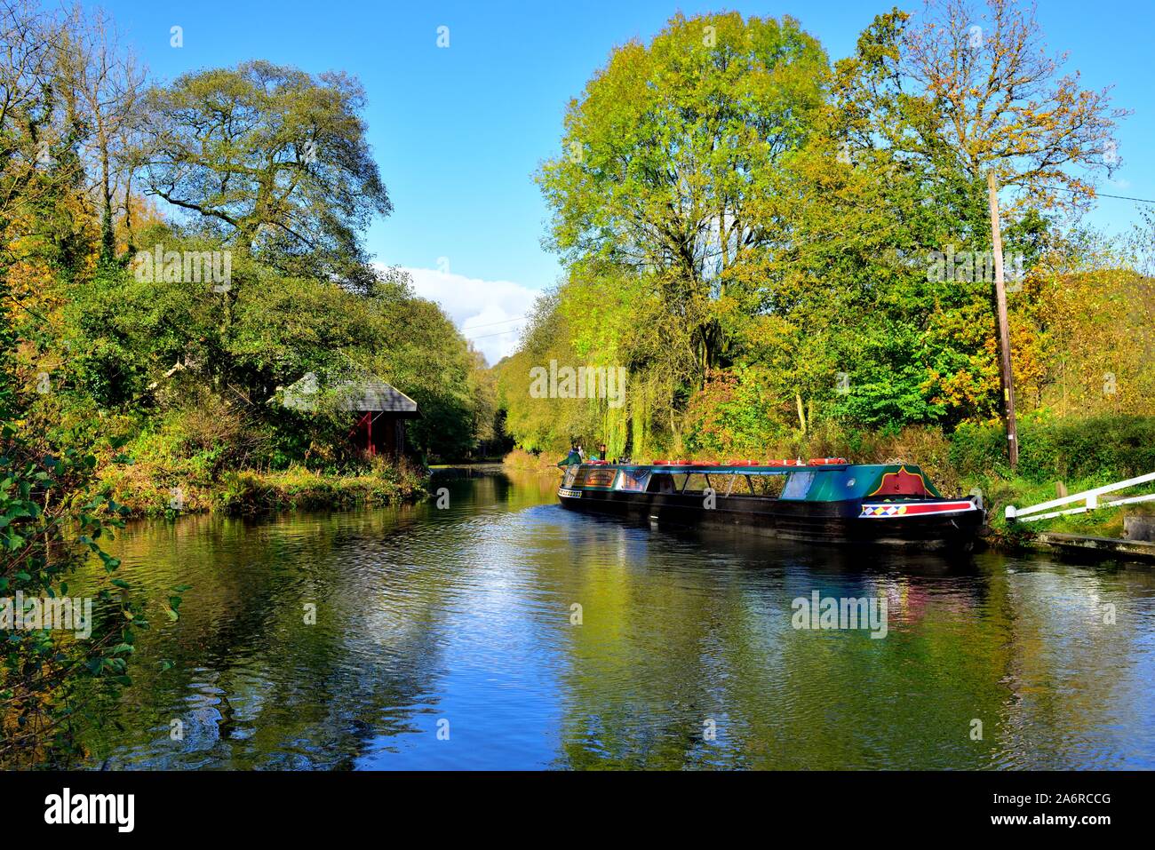 Étroit Birdswood voyage en bateau sur le canal de Cromford, Derbyshire, Angleterre, Royaume-Uni Banque D'Images