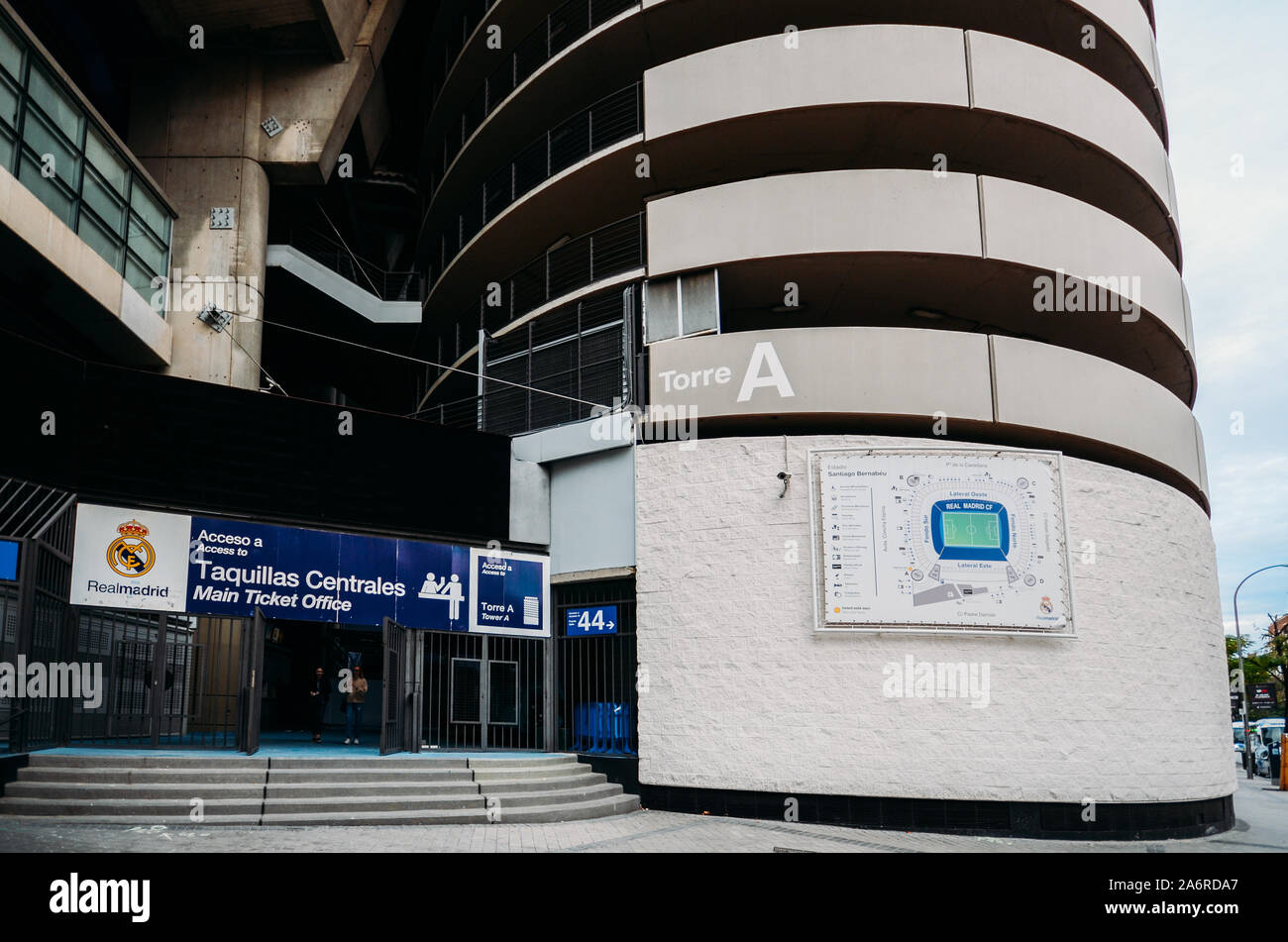 Madrid, Espagne - Oct 27, 2019 : spectacteur entrée à Santiago Bernabeu à Madrid, Espagne Banque D'Images