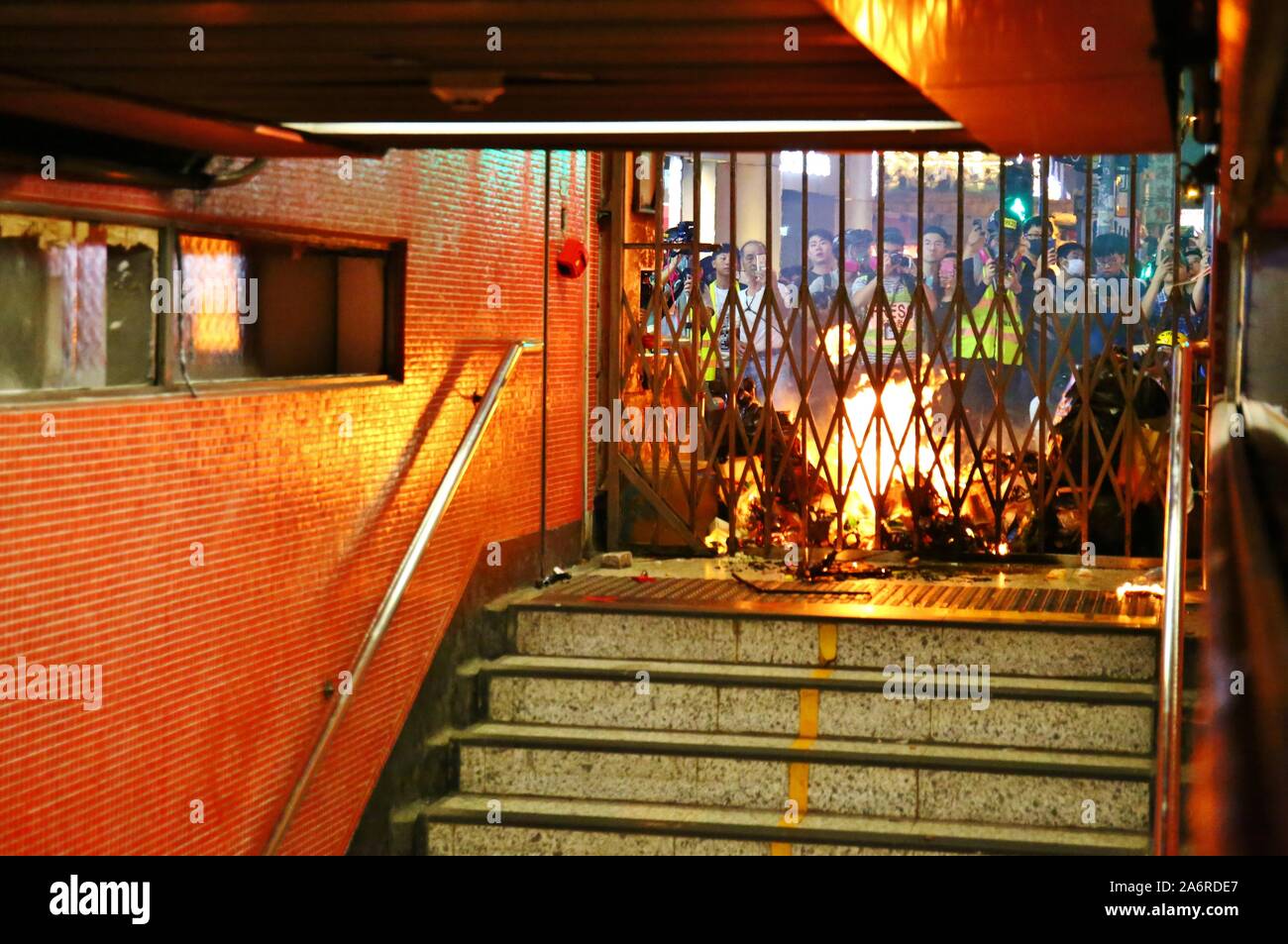 Hong Kong. 27 Oct, 2019. Des milliers de manifestants se rassemblent dans un mars non autorisé dans le district de Kowloon. La marche pacifique se retrouve avec plusieurs confrontations entre manifestants et la police. Ici les manifestants ont mis le feu à une station de MTR à Mongkok. Gonzales : Crédit Photo/Alamy Live News Banque D'Images