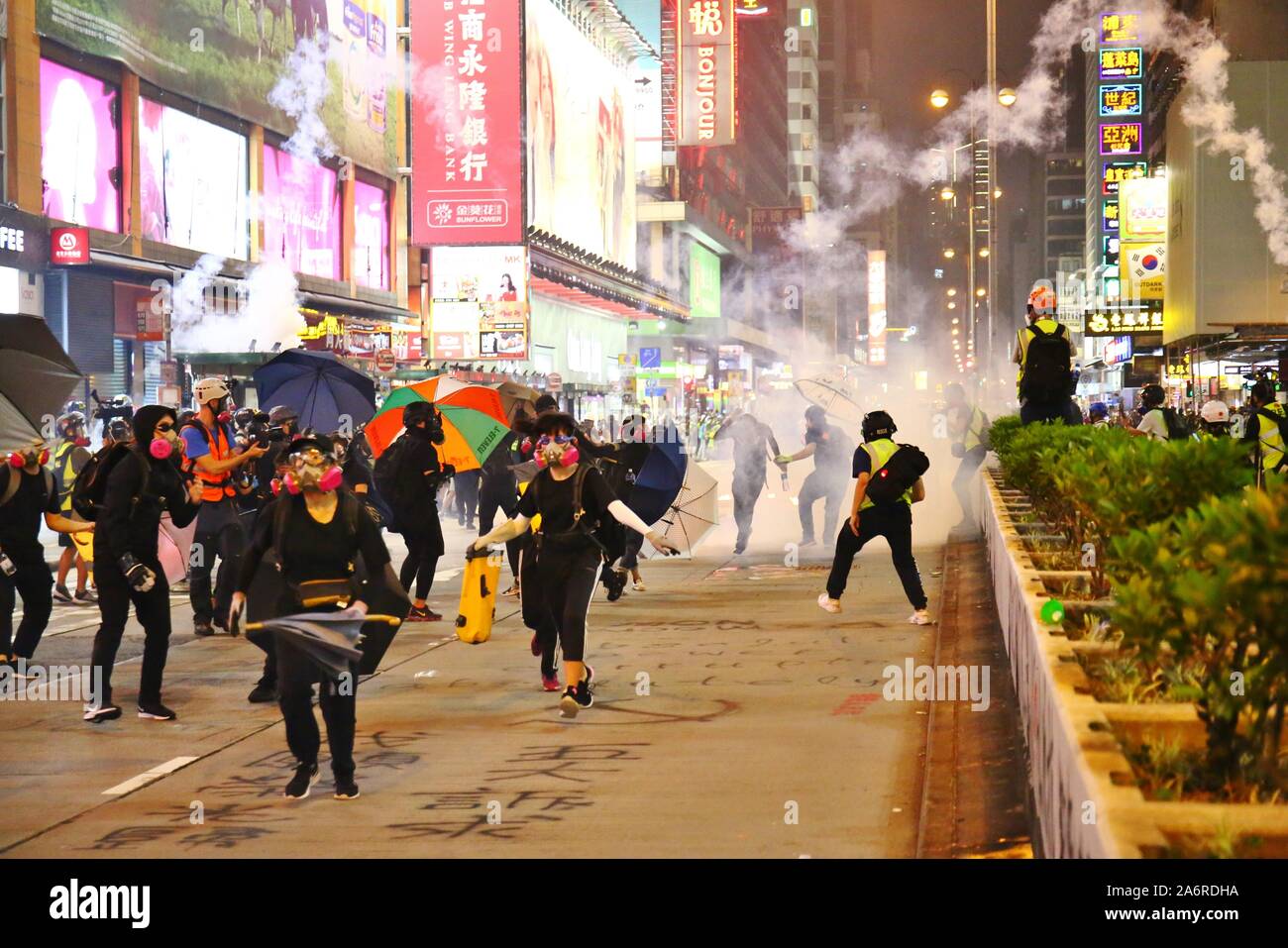 Hong Kong. 27 Oct, 2019. Des milliers de manifestants se rassemblent dans un mars non autorisé dans le district de Kowloon. La marche pacifique se retrouve avec plusieurs confrontations entre manifestants et la police. Ici la police de déployer des gaz lacrymogènes. Gonzales : Crédit Photo/Alamy Live News Banque D'Images
