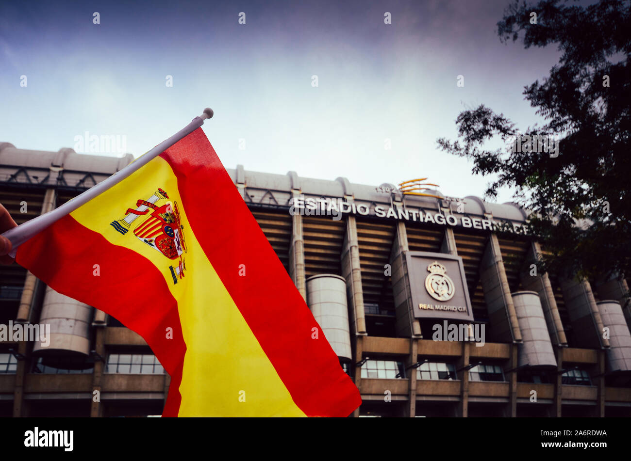 Madrid, Espagne - Oct 26, 2019 : Santiago Bernabeu du Real Madrid à Madrid, Espagne. Sur le premier plan du drapeau espagnol Banque D'Images