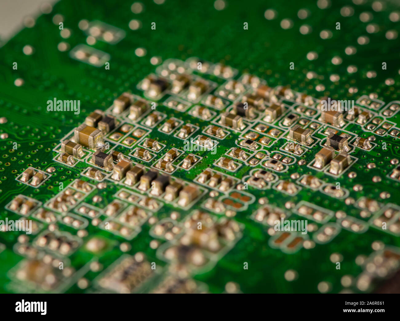 Macro photo d'une carte de circuit imprimé verte du vieux comptuter électronique. Banque D'Images