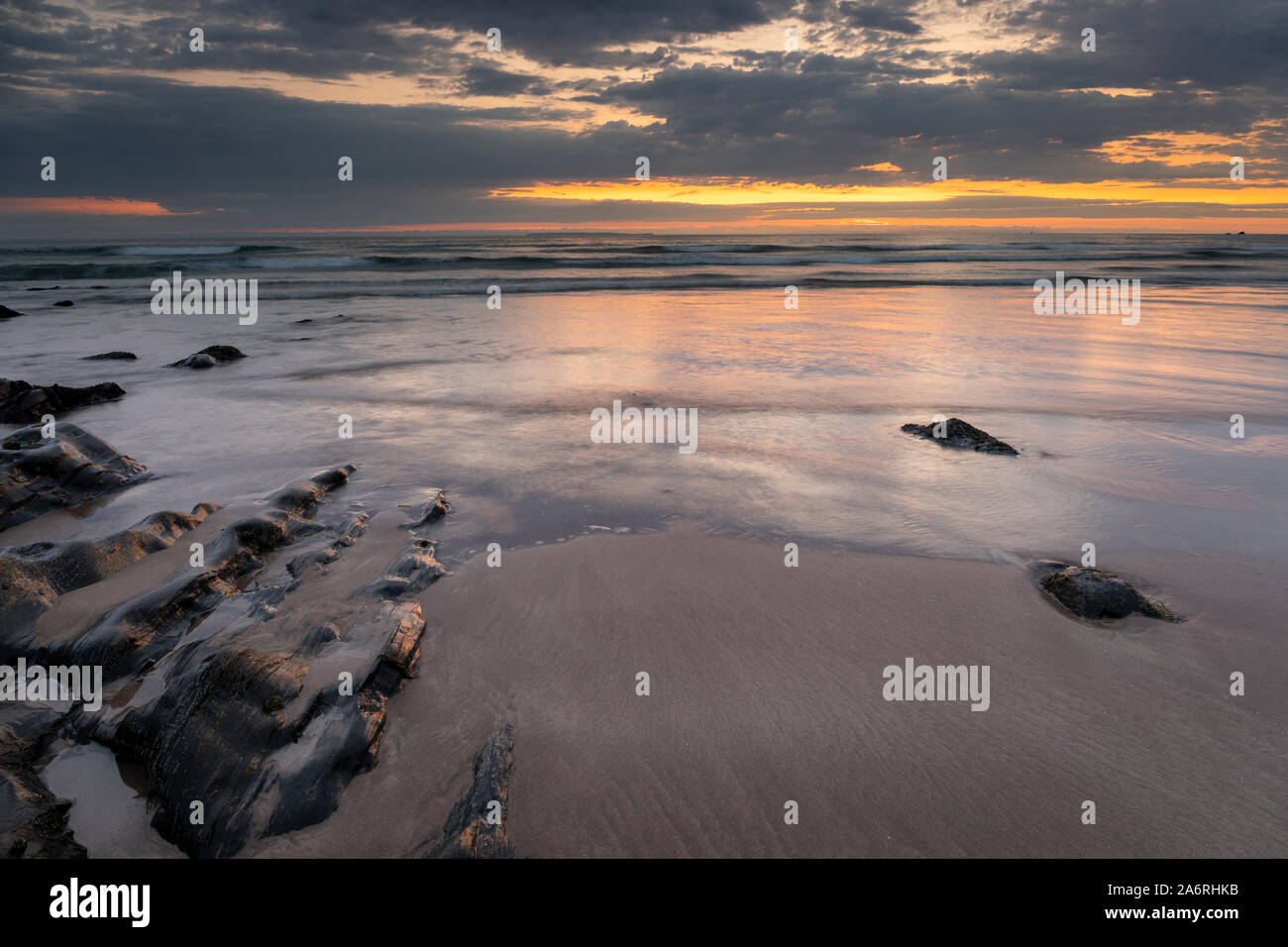 Coucher du soleil à combesgate seascape beach près de Herne Bay dans le nord du Devon, Angleterre Banque D'Images