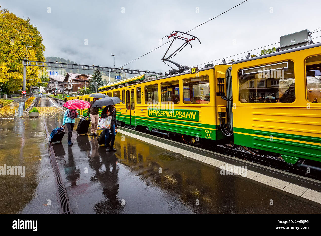 Wengen, Suisse - 10 octobre 2019 : le vert et le train jaune de la Wengernalpbahn de Lauterbrunnen à Kleine Scheidegg arrivant de la stati Banque D'Images