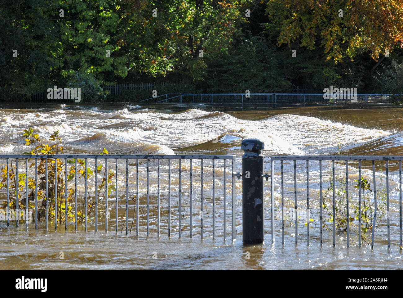 L'eau blanche sur une rivière gonflée gravement dans le Shropshire après de fortes pluies provoquant des inondations Banque D'Images