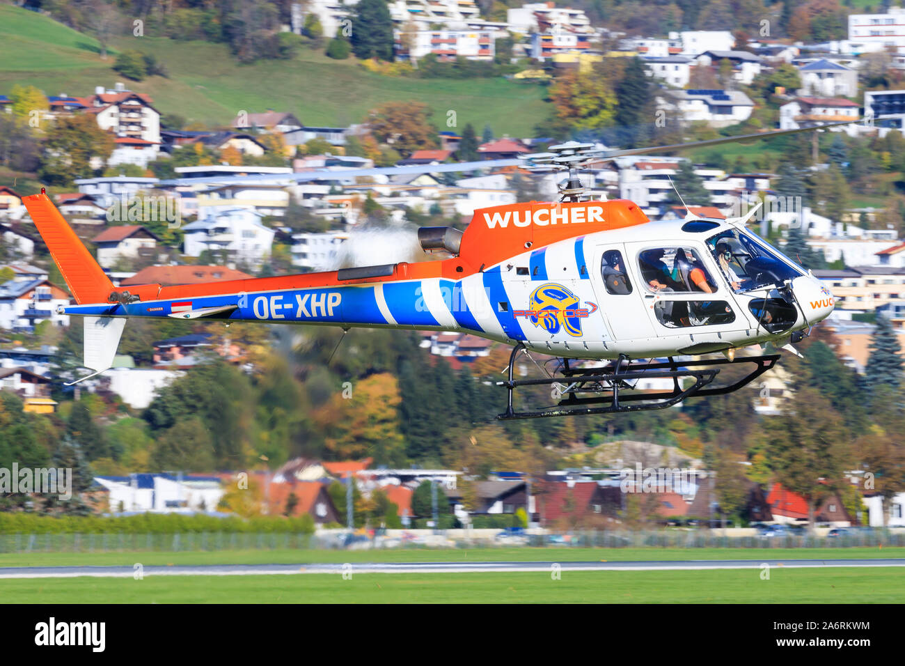 Hélicoptère Aerospatiale AS-350 InWucher B3 Ecureuil Innsbruck/Autriche 26 Octobre 2019 : à InnsbruckAirport. Banque D'Images