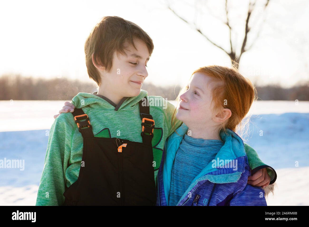 Boy and Girl Friends Outdoors in Winter Banque D'Images