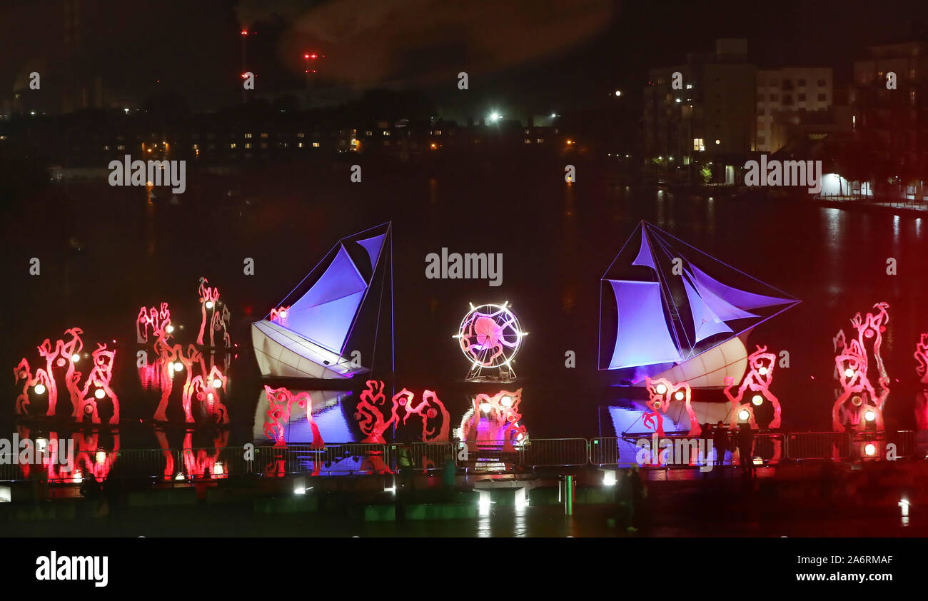 Une vue générale de l'installation de nuit sur le Grand Canal de Dublin, dock flottant d'un artwork inspiré par Bram Chauffeurs Dracula, l'une des principales caractéristiques de cette années Festival de Bram Stoker. Banque D'Images