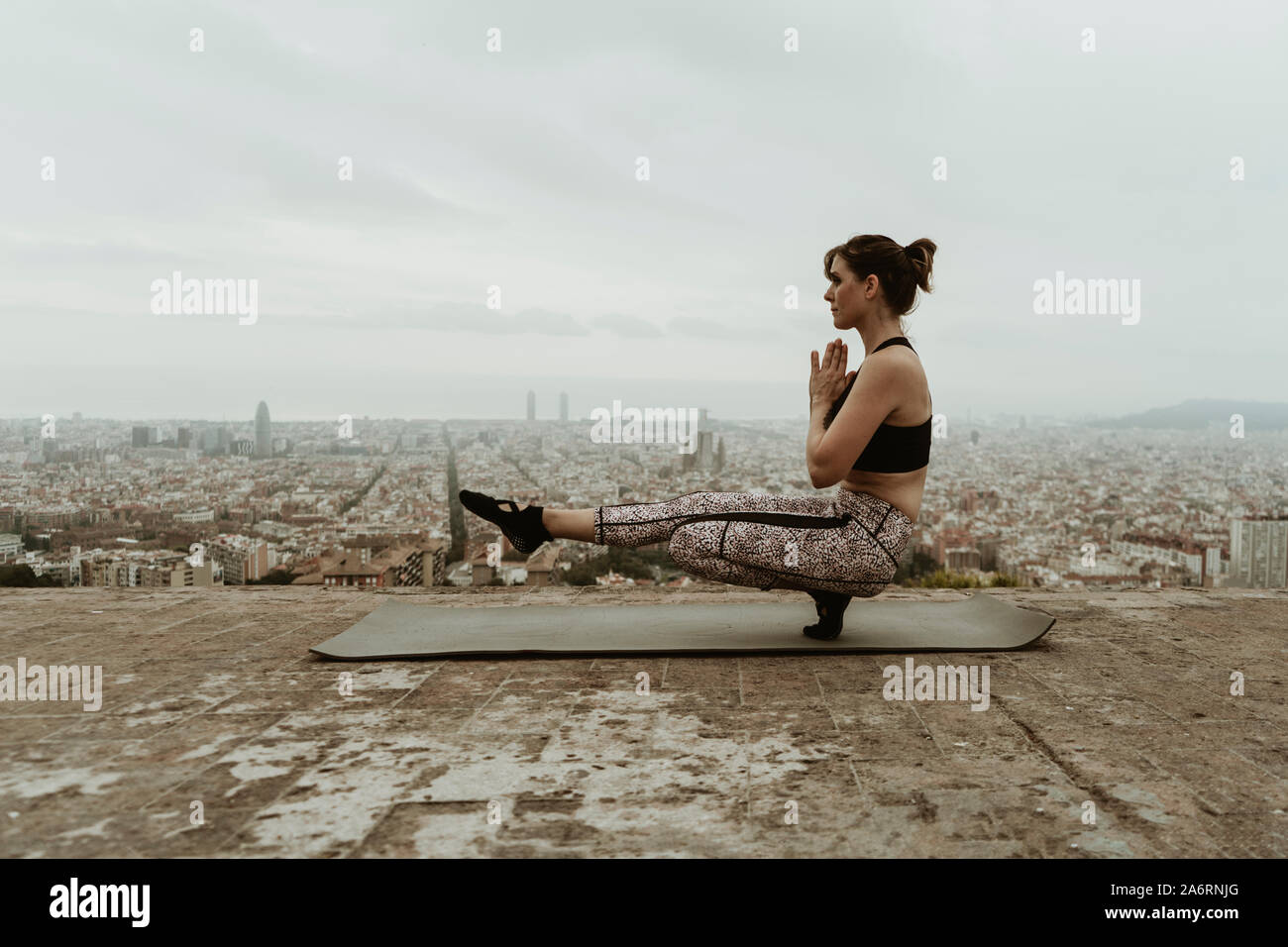 Young woman practicing yoga, asana, un pied sur le sol. Banque D'Images