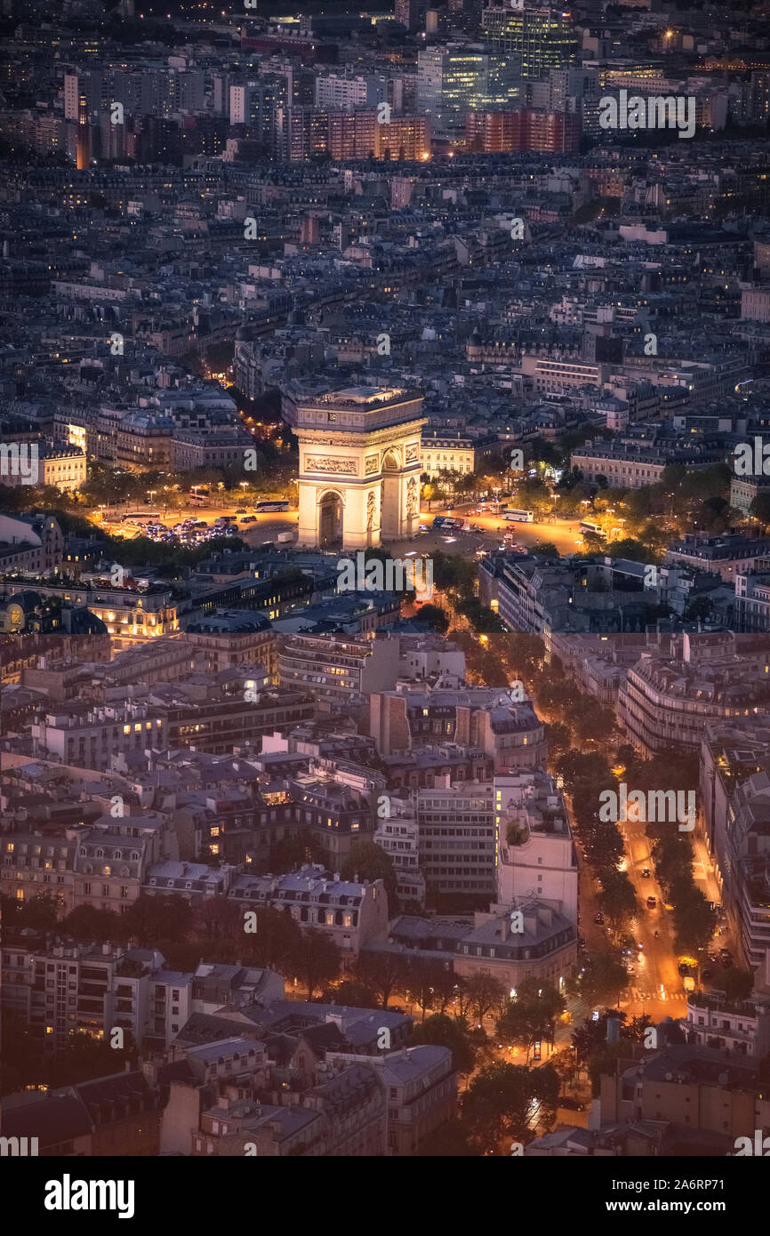 Arc de triomphe à Paris vu de la Tour Eiffel après l'sunswet Banque D'Images