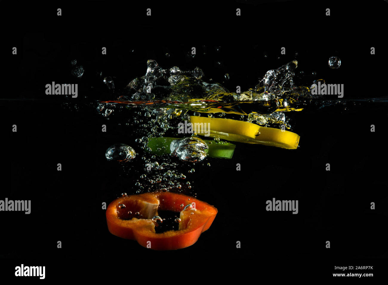 Le poivre dans la vodka gin couleurs différentes projections d'eau Banque D'Images
