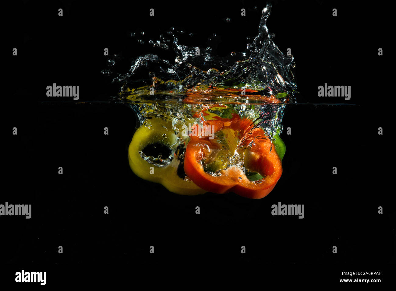 Le poivre dans la vodka gin couleurs différentes projections d'eau Banque D'Images