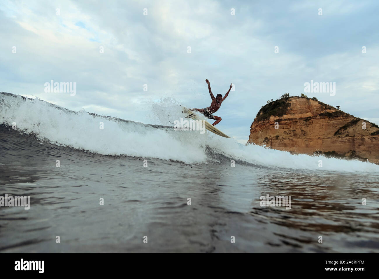 Surfer sur une vague Banque D'Images