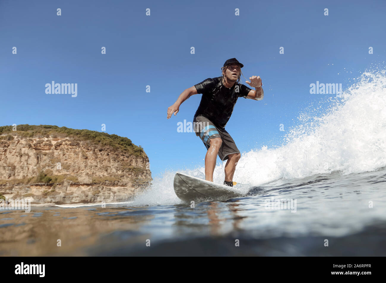 Surfer sur une vague Banque D'Images