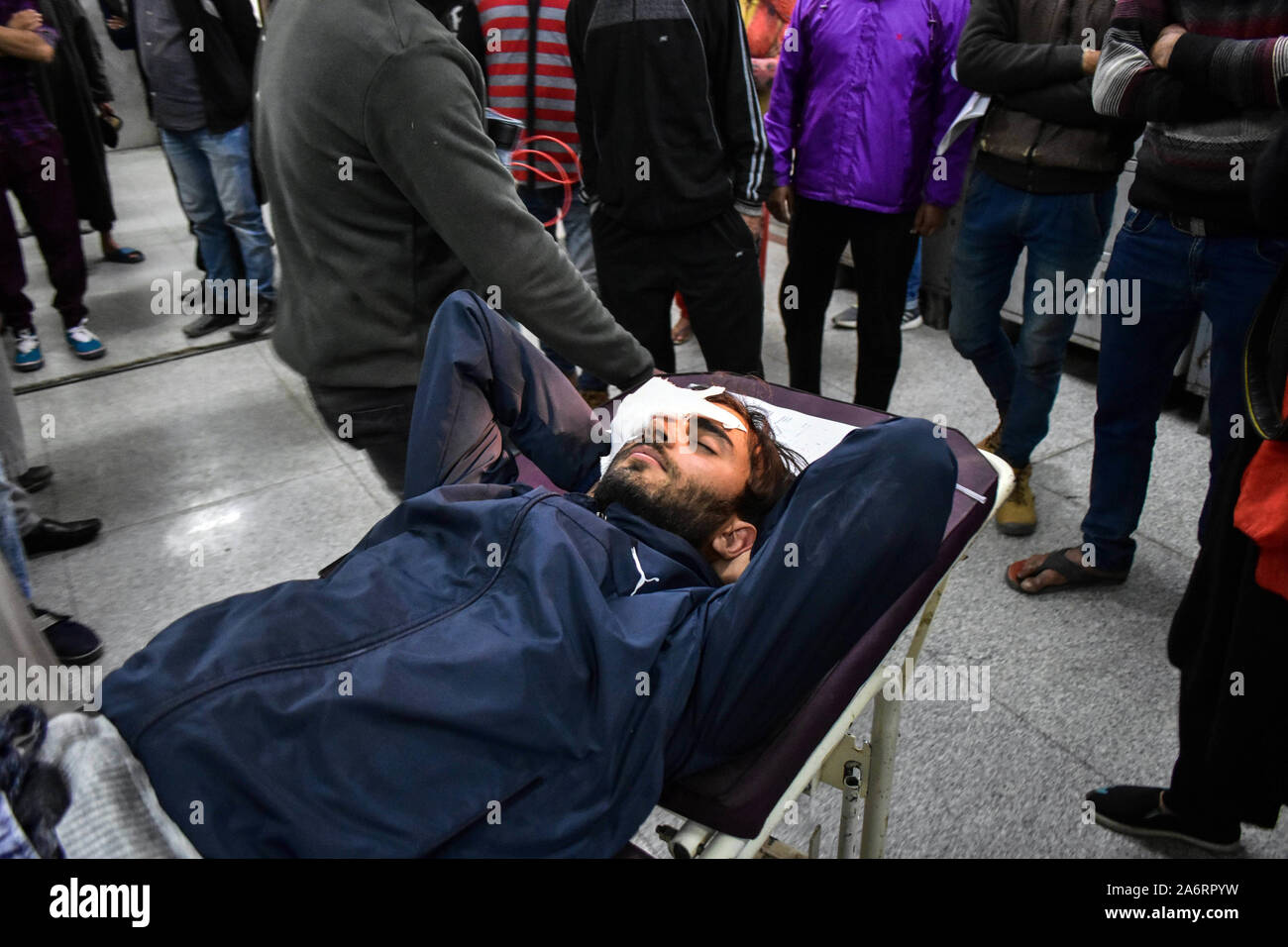 Srinagar, Inde. 28 Oct, 2019. Un homme blessé sur une civière à l'hôpital local après l'explosion.Plusieurs habitants ont été blessés lorsqu'une grenade a explosé dans un marché de Sopore au nord de Srinagar, la capitale d'été du Jammu-et-Cachemire. Credit : SOPA/Alamy Images Limited Live News Banque D'Images