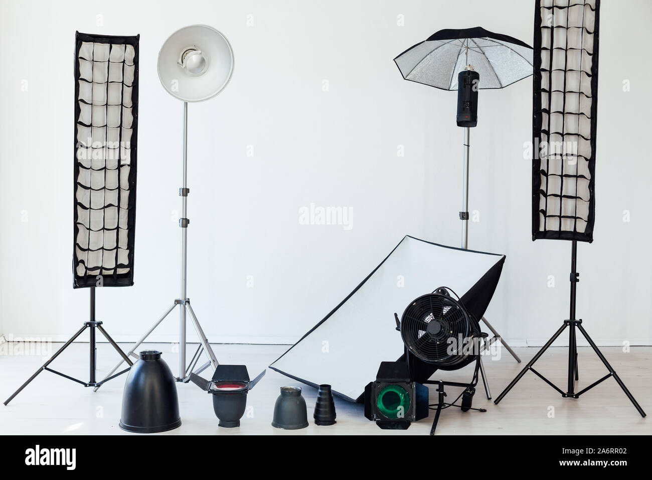 L'équipement de studio photo photographe accessoires lumière flash sur fond  blanc Photo Stock - Alamy