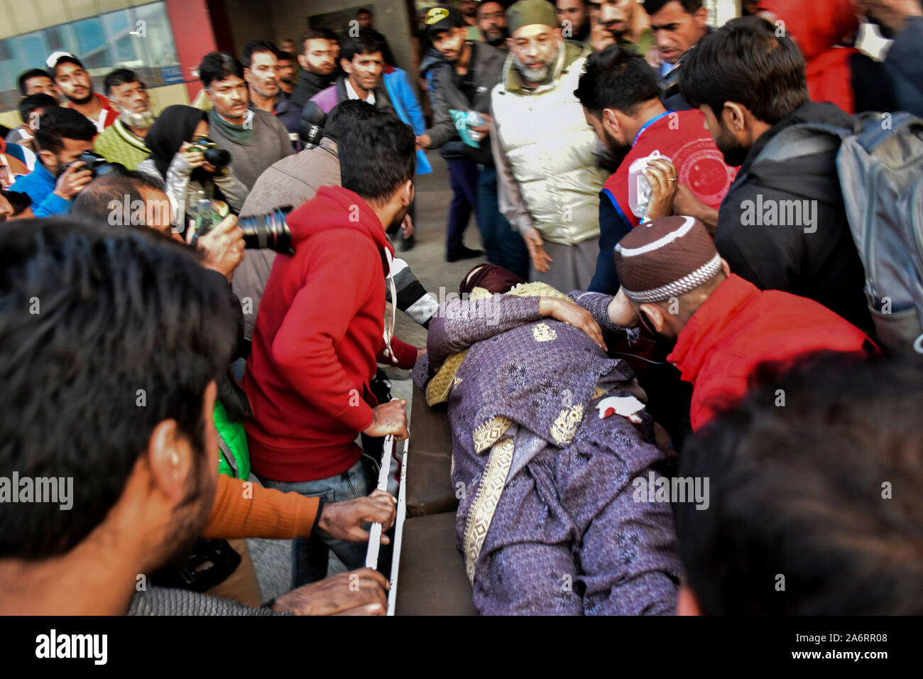 Srinagar, Inde. 28 Oct, 2019. Une femme blessée sur une civière à l'hôpital local après l'explosion.Plusieurs habitants ont été blessés lorsqu'une grenade a explosé dans un marché de Sopore au nord de Srinagar, la capitale d'été du Jammu-et-Cachemire. Credit : SOPA/Alamy Images Limited Live News Banque D'Images