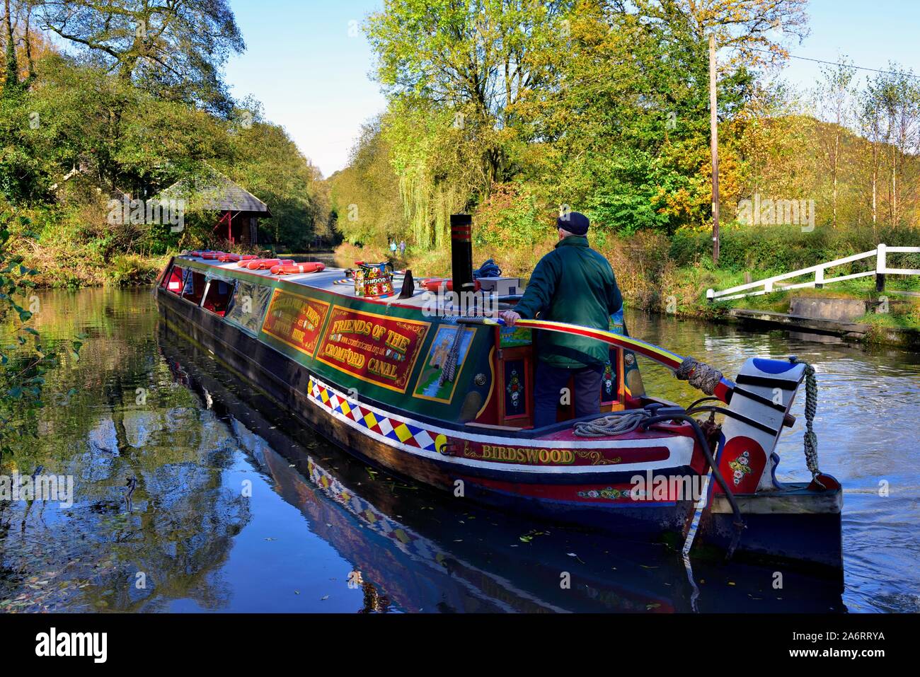 Étroit Birdswood voyage en bateau sur le canal de Cromford, Derbyshire, Angleterre, Royaume-Uni Banque D'Images