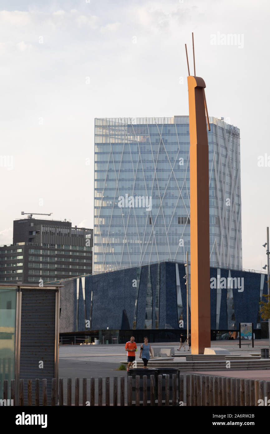 ZeroZero Diagonal Tower et le Musée des Sciences Naturelles, Forum, Barcelone, Catalogne, Espagne. Le bâtiment est de 110 mètres de haut et 24 étages. Il a été Banque D'Images