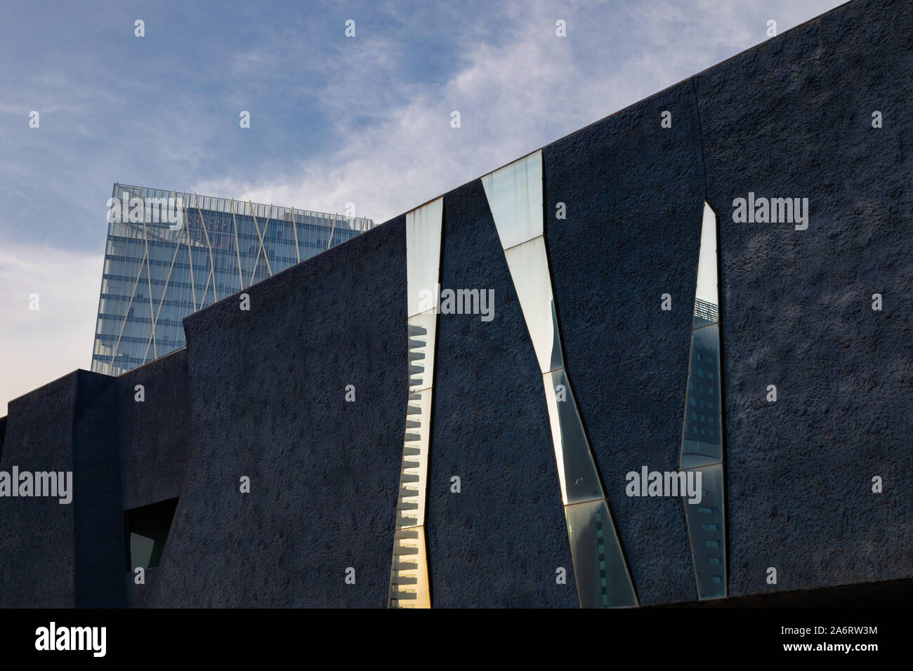 ZeroZero Diagonal Tower et le Musée des Sciences Naturelles, Forum, Barcelone, Catalogne, Espagne. Le bâtiment est de 110 mètres de haut et 24 étages. Il a été Banque D'Images