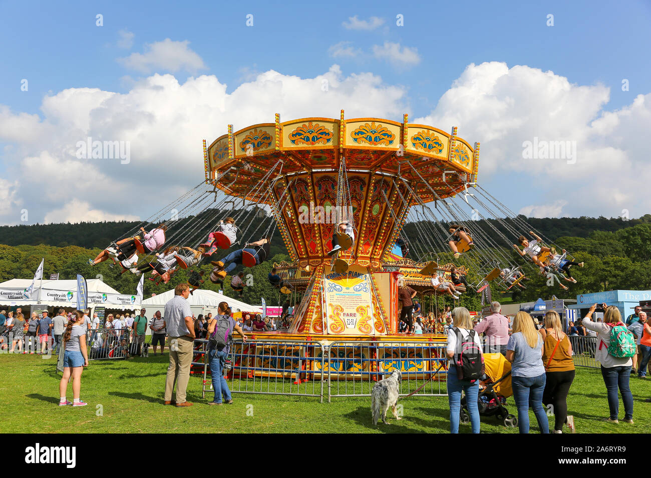 Un fun fair ride appelé une chaise-o-avion à la Chatsworth Jeu ou Country Fair, Chatsworth House, Derbyshire, Angleterre, RU Banque D'Images