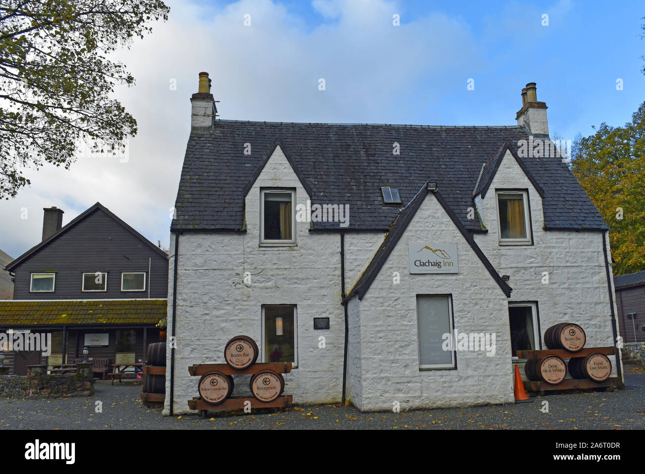 Éditorial - extérieur de Clachaig Inn dans la région de Glencoe, les Highlands écossais. Un célèbre écossais traditionnel, pub/bar avec hébergement et des chalets. Banque D'Images