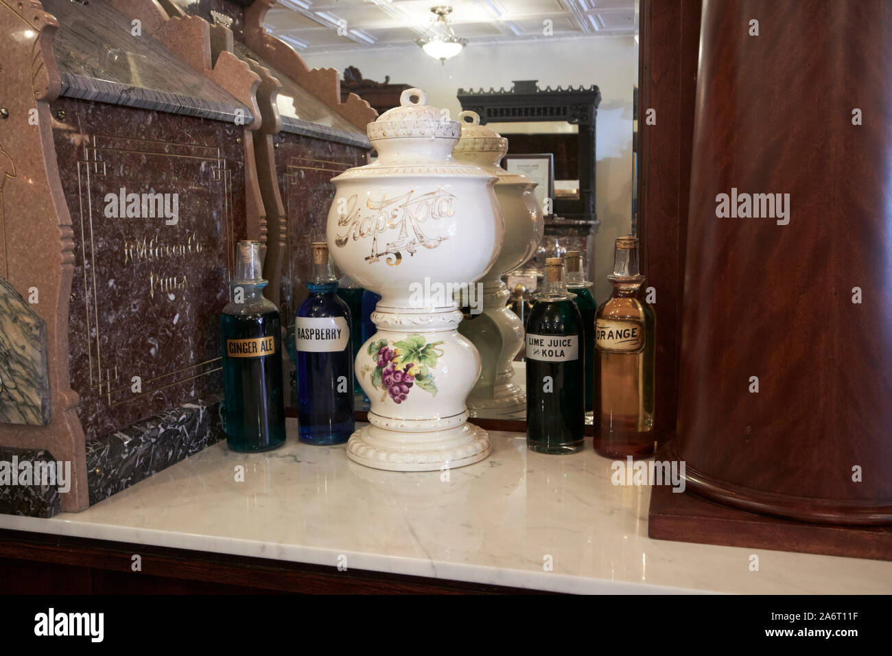 Verre bouteilles de sirop de raisin et soude kola fontaine Zaharakos classic glacier et museum Columbus Indiana USA Banque D'Images