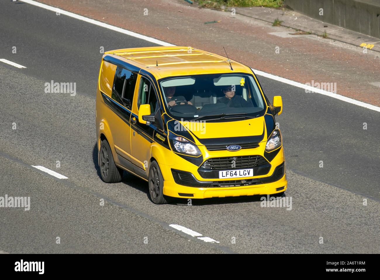 2014 Ford Transit 310 jaune personnalisé Eco-TE ; UK le trafic de  véhicules, transports, véhicules modernes, voitures, vers le sud sur la  voie 3 de l'autoroute M6 Photo Stock - Alamy