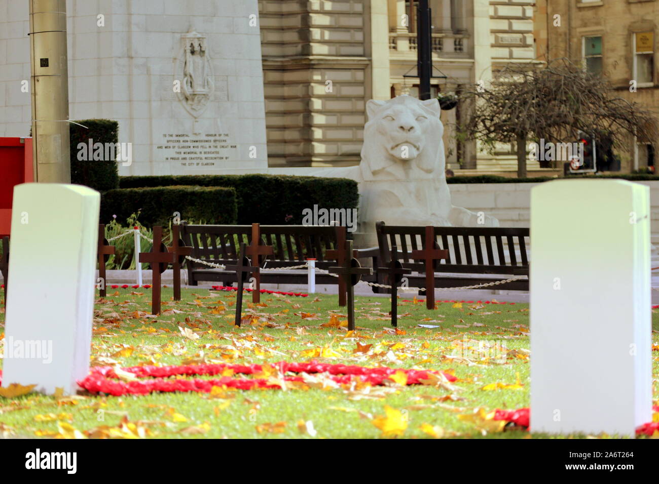 Glasgow, Scotland, UK 28 Octobre, 2019. Jardin du souvenir ouvert sur George Square le site de la salle du conseil au milieu du centre-ville de l'avant le service du dimanche avec le cénotaphe et son célèbre les lions à la sur . Gérard Ferry/ Alamy Live News Banque D'Images