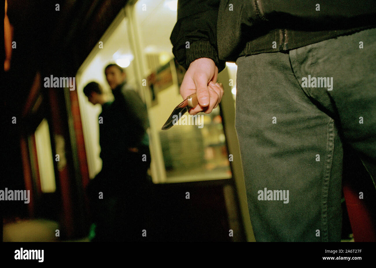 Les jeunes (affiliés à des gangs) avec de l'alcool, des battes de baseball  et des couteaux, à Glasgow, en Écosse. Des années 1990 Photo Stock - Alamy