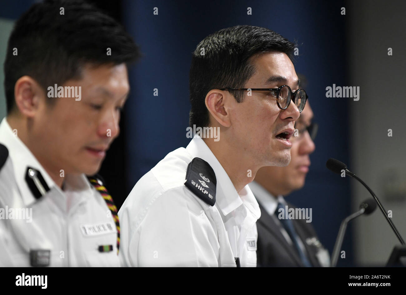 Hong Kong, Chine, Hong Kong. 28 Oct, 2019. Kong Wing-Cheung (C), premier directeur de la Direction des Relations Publiques de la police, prend la parole à une conférence de presse dans le sud de la Chine, Hong Kong, le 28 octobre 2019. La police de Hong Kong ont arrêté 206 personnes impliqués dans des incidents violents au cours de la semaine dernière, la police a dit qu'ici le lundi. Hanxin Crédit : Lu/Xinhua/Alamy Live News Banque D'Images